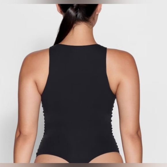 SKIMS Fits Everybody High Neck Bodysuit In Onyx - Picture 4 of 8
